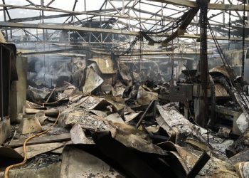 Un incendio arrasa por completo una nave industrial en Salceda