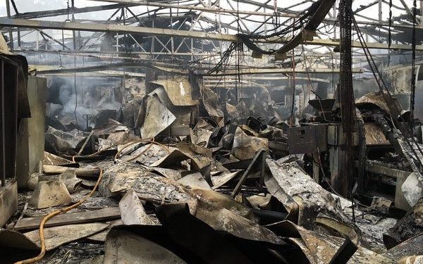 Un incendio arrasa por completo una nave industrial en Salceda