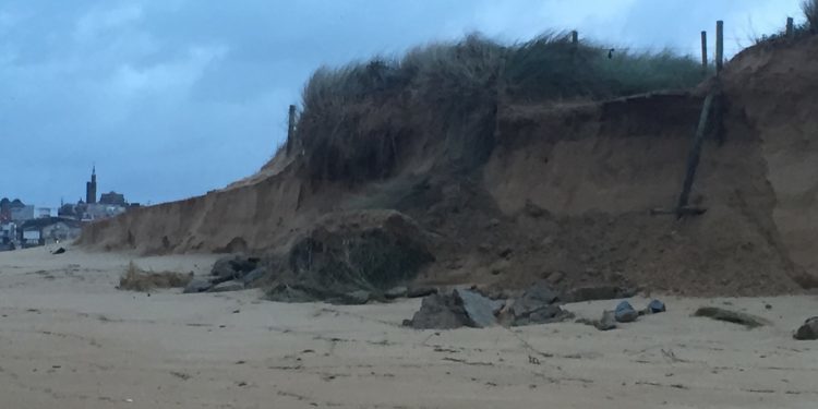 O temporal derriba parte das dunas de Praia América