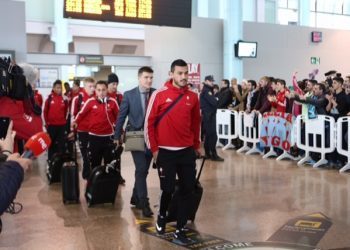 Recibimiento entre cánticos para los héroes del Calderón