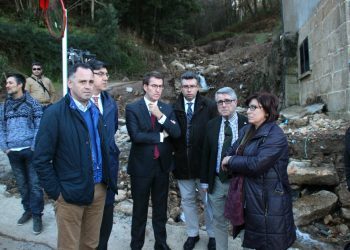 Feijóo visita Redondela e promete axuda «ós que non teñan cobertura»