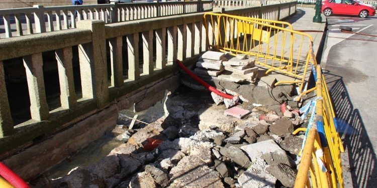 Redondela se recupera de la inundación entre agujeros, aceras rotas y comercios afectados