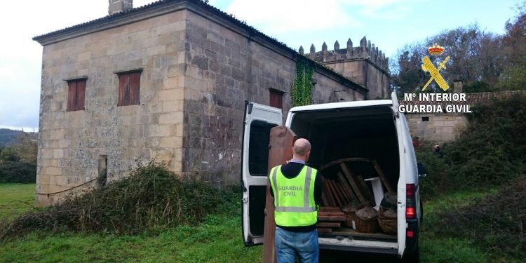 Detenido por el robo en un pazo de Aldán tras ofrecer las piezas en redes sociales