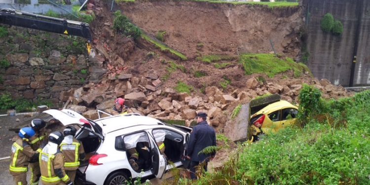 Un muro de contención se derrumba sobre dos coches en Vigo