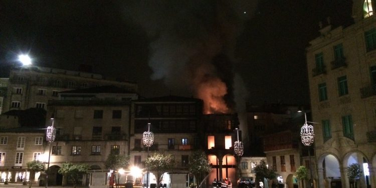 Espectacular incendio en el Casco Vello de Pontevedra