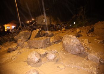 Una ladera de un monte se desploma en Redondela sobre coches y casas
