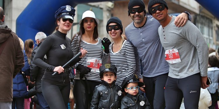 El Entroido «atlético» inunda las calles de Vigo