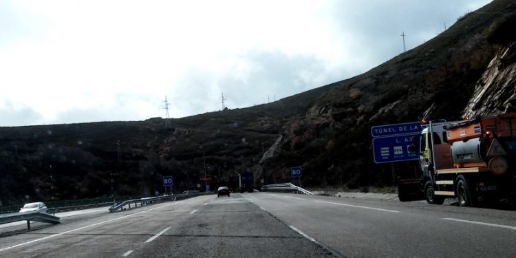 La A-52: asfalto desgastado, baches diversos y un carril cortado