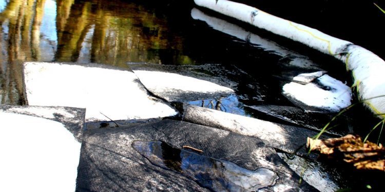 Vertido de hidrocarburo al río Lagares en Peinador