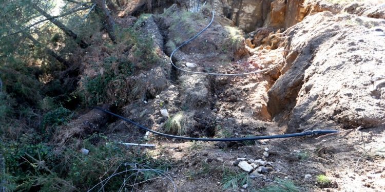 La montaña amenaza con caerse sobre la A-52 en Melón