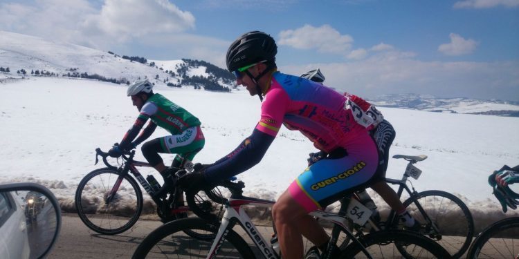 Óscar Justo, del Guerciotti Redondela, brilla en la nieve argelina