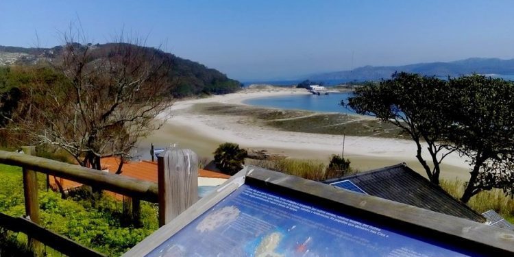 Evacuado de urxencia un traballador que sufriu unha caída nas Illas Cíes