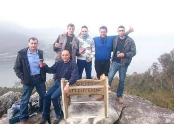 Ocho tornillos, un generador, taladro y mucha colaboración para el banco de Redondela