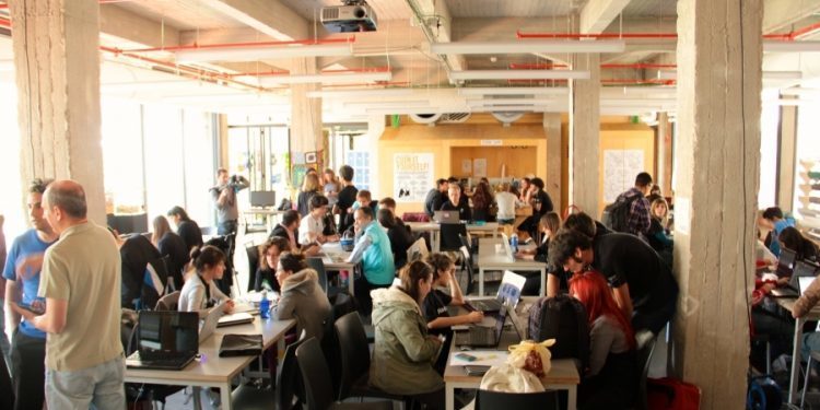 Tres aplicaciones de Vigo hacen doblete en los premios de la ‘Hack for good’