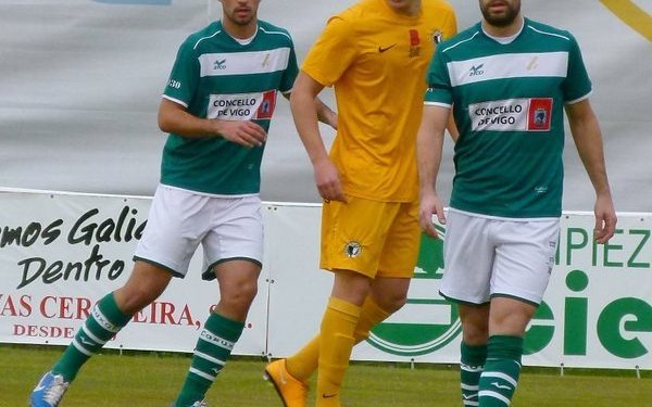 Un doblete de Adrián en el tramo final del partido impide al Coruxo dar el salto