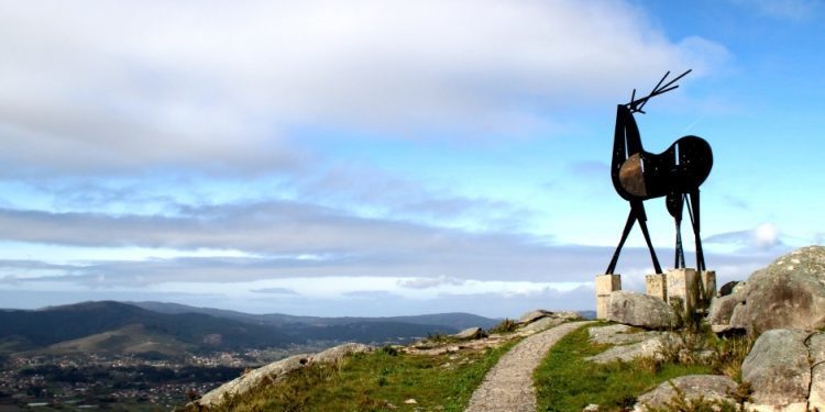 Vistas á desembocadura do Miño, un cervo de metal e frango ou pescada a menos de dez euros