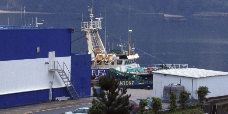 Retención en Vigo y multa millonaria para dos buques apátridas por pesca ilegal