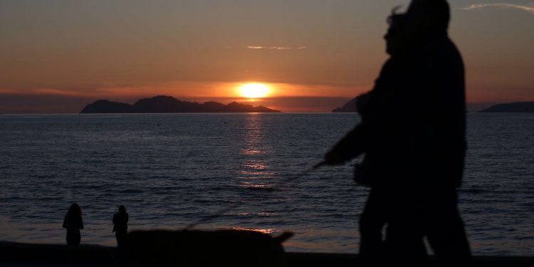 Vigo disfruta del sol en su playa de invierno