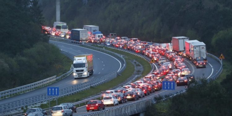 Cientos de conductores, atrapados en la autovía Rías Baixas