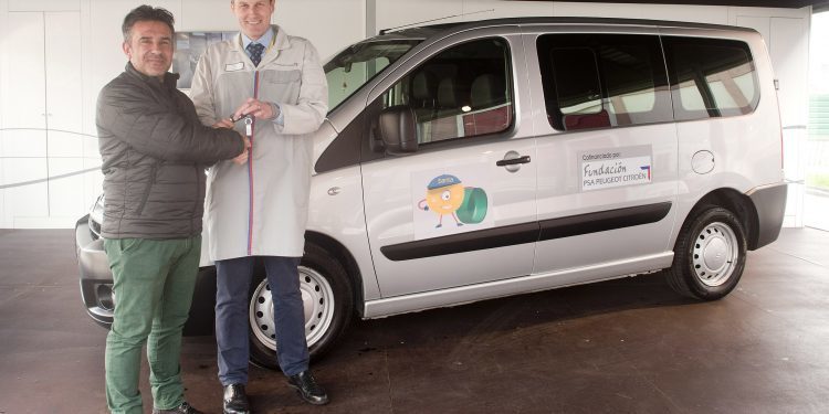 El Banco de Tapones del Baixo Miño recibe las llaves de su nueva furgoneta