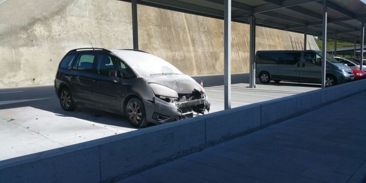 Incendio en el parking del Cunqueiro, sin extintores, sofocado por técnicos del 061