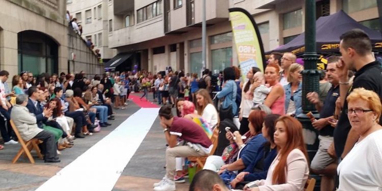 Los comercios de Laxeiro se lanzan a la calle con su segunda pasarela de moda
