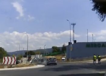 Llega el asfalto a la rotonda del Mercadona