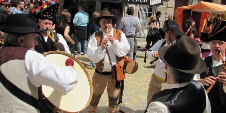 Una multitud inunda Bouzas en la pequeña Reconquista