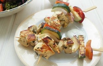Brochetas de pollo y verduras con tzaziki