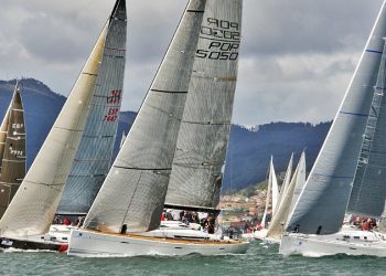 El «Fifty», primero en llegar a Baiona desde Vigo