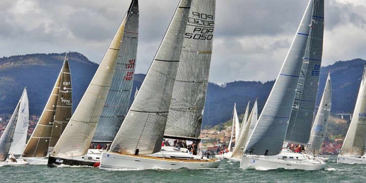 El «Fifty», primero en llegar a Baiona desde Vigo