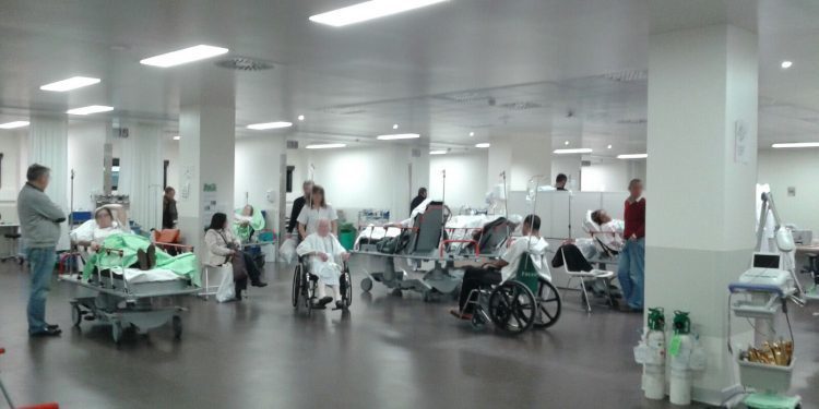 Denuncian un nuevo colapso en las Urgencias del Álvaro Cunqueiro