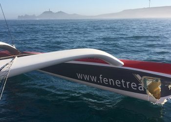 El trimarán “FenêtréA Cardinal” entra en Camariñas