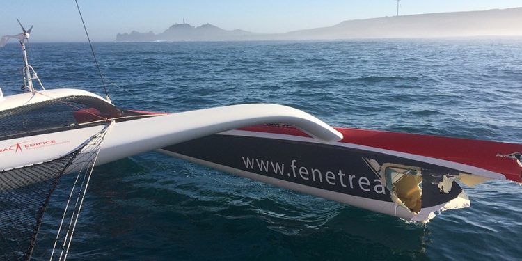 El trimarán “FenêtréA Cardinal” entra en Camariñas