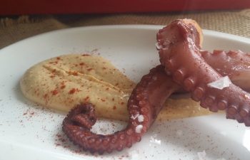 Pulpo a la plancha con hummus