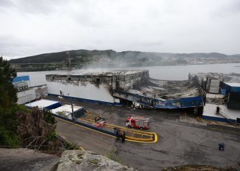 Suspendida a actividade escolar nun ratio de 800 metros a causa do incendio de Fandicosta