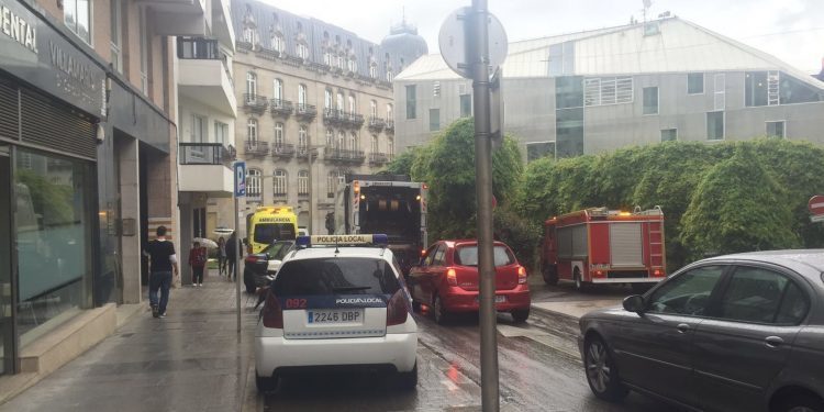 Rescatan a una persona atrapada en un ascensor que se descolgó en un edificio de Vigo