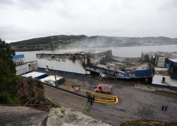 Os bombeiros retiran cascallos para extinguir un foco activo en Fandicosta