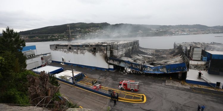 Os bombeiros retiran cascallos para extinguir un foco activo en Fandicosta