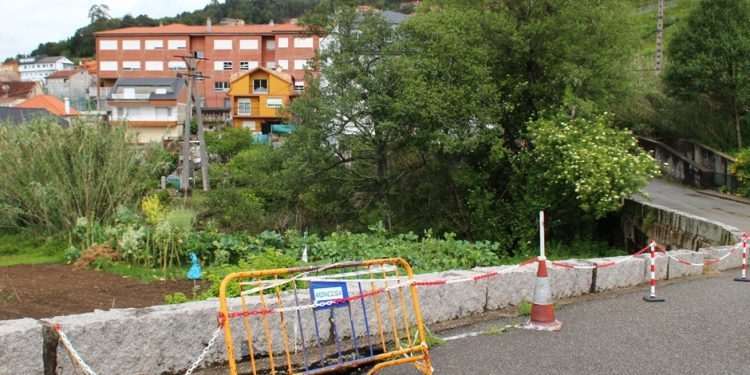 Un muro amenaza con derrumbarse en las cercanías del colegio de Chapela
