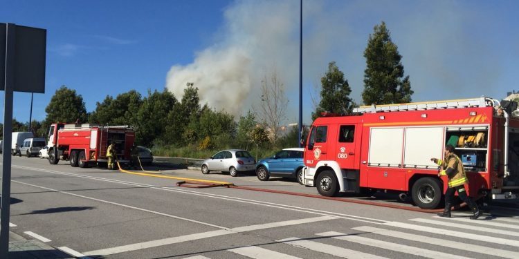 Un incendio en un solar de Navia moviliza a los bomberos
