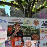 Vencedor del Trail soplando pompas por la fibrosis qustica