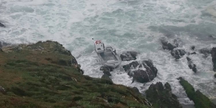 Un fallecido tras volcar su embarcación frente a la Costa da Vela