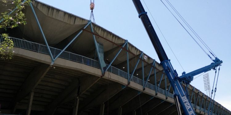 La grada de Tribuna comienza a perder su vieja cubierta