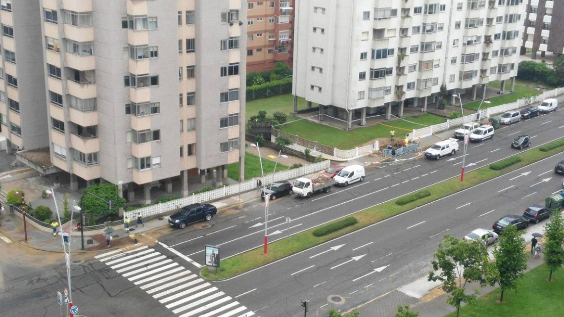 La rotura de una cañería inunda de nuevo un garaje en Vigo y afecta a