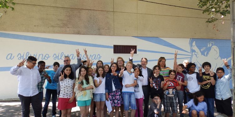 Los escolares se suman a la transformación de Vigo pintando sus colegios