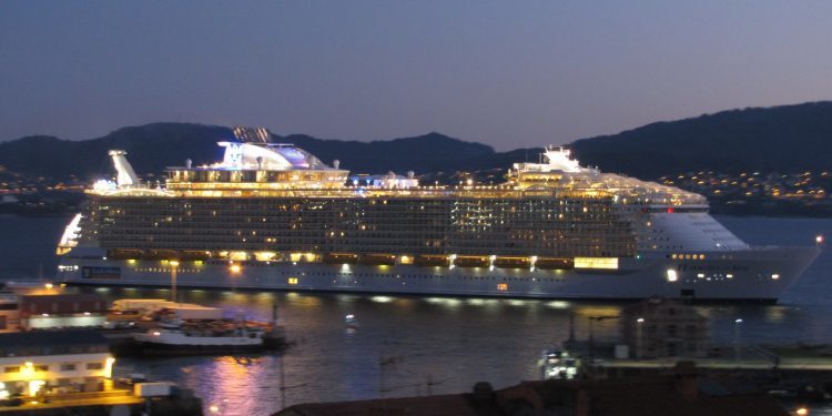 El crucero más grande del mundo ya está en Vigo