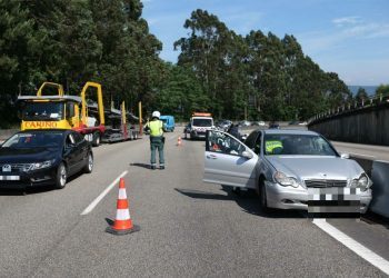 Tres personas heridas en un accidente en Mos