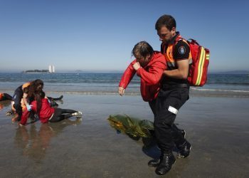 Un naufragio solidario en la arena de Samil