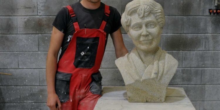 Moaña acolle o busto de Rosalía  de Castro realizado na Escola de Cantería